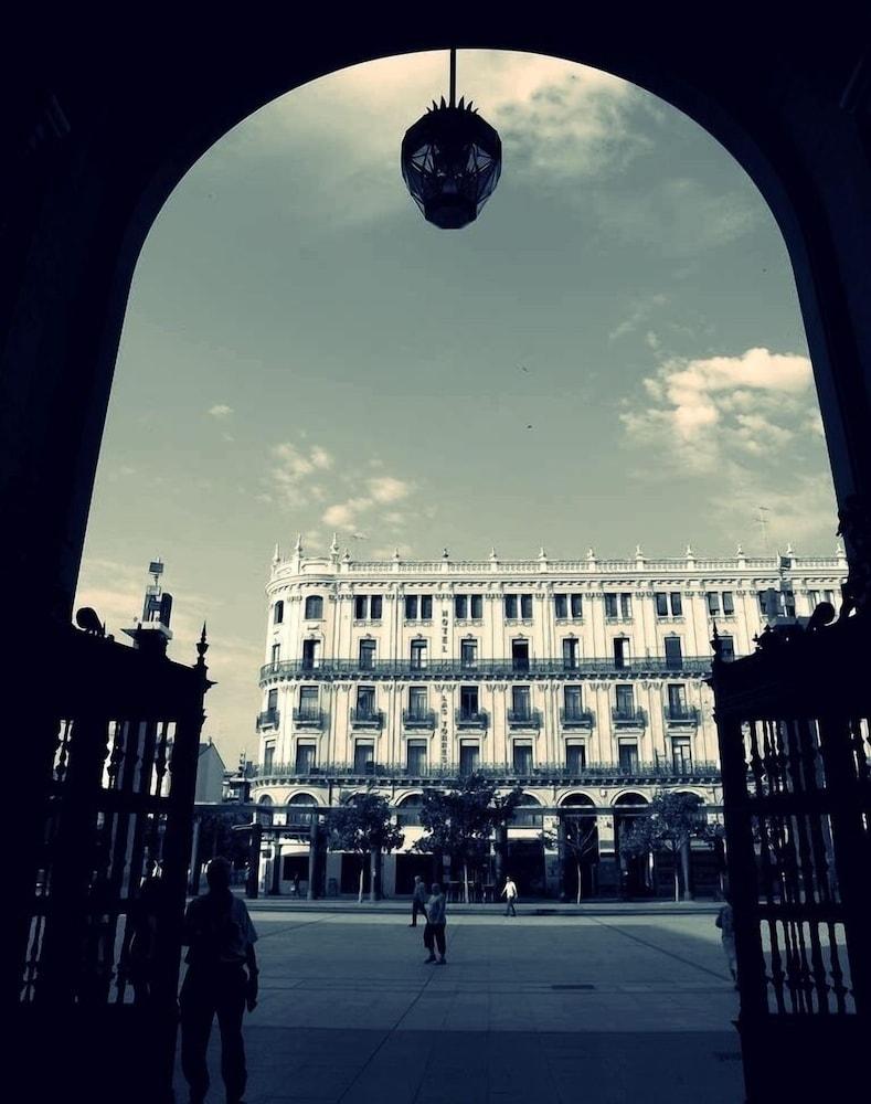 Pilar Plaza