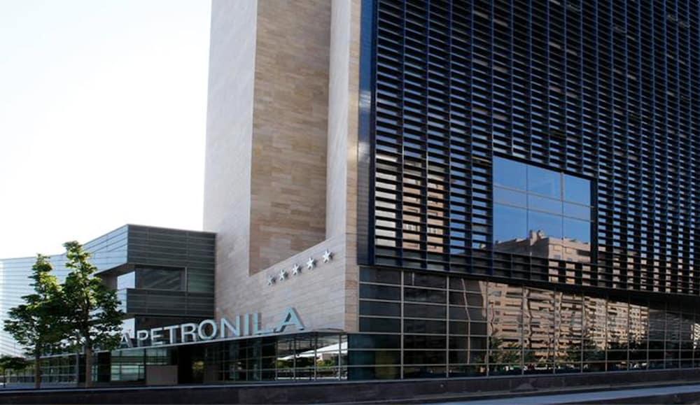 Reina Petronila 5*
