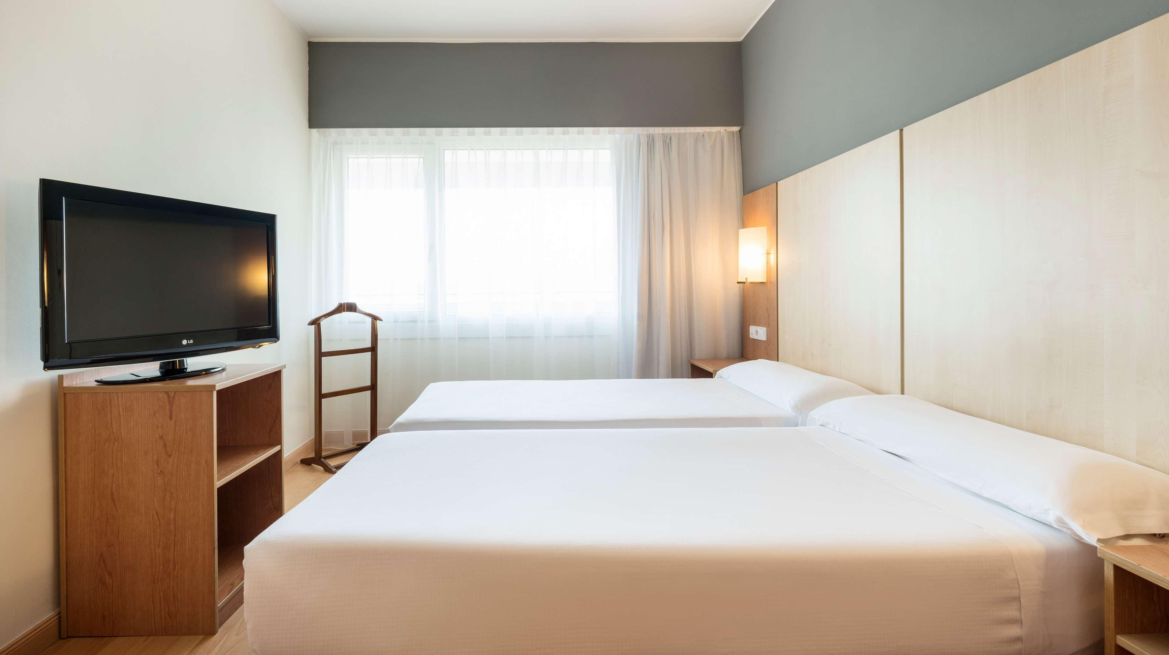 Hotel Ilunion Romareda 4*