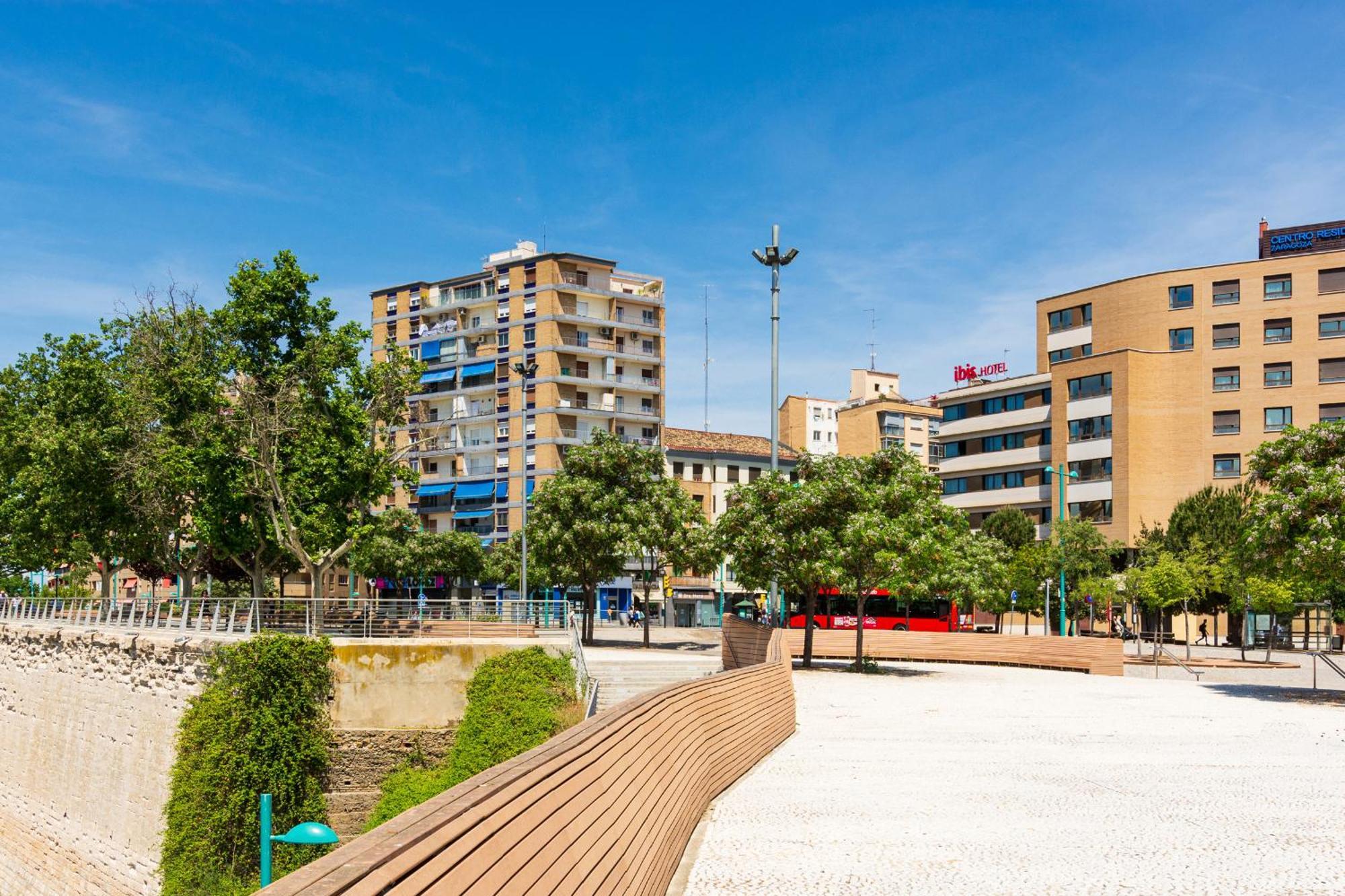 Junto Al Puente De Piedra * Zaragoza