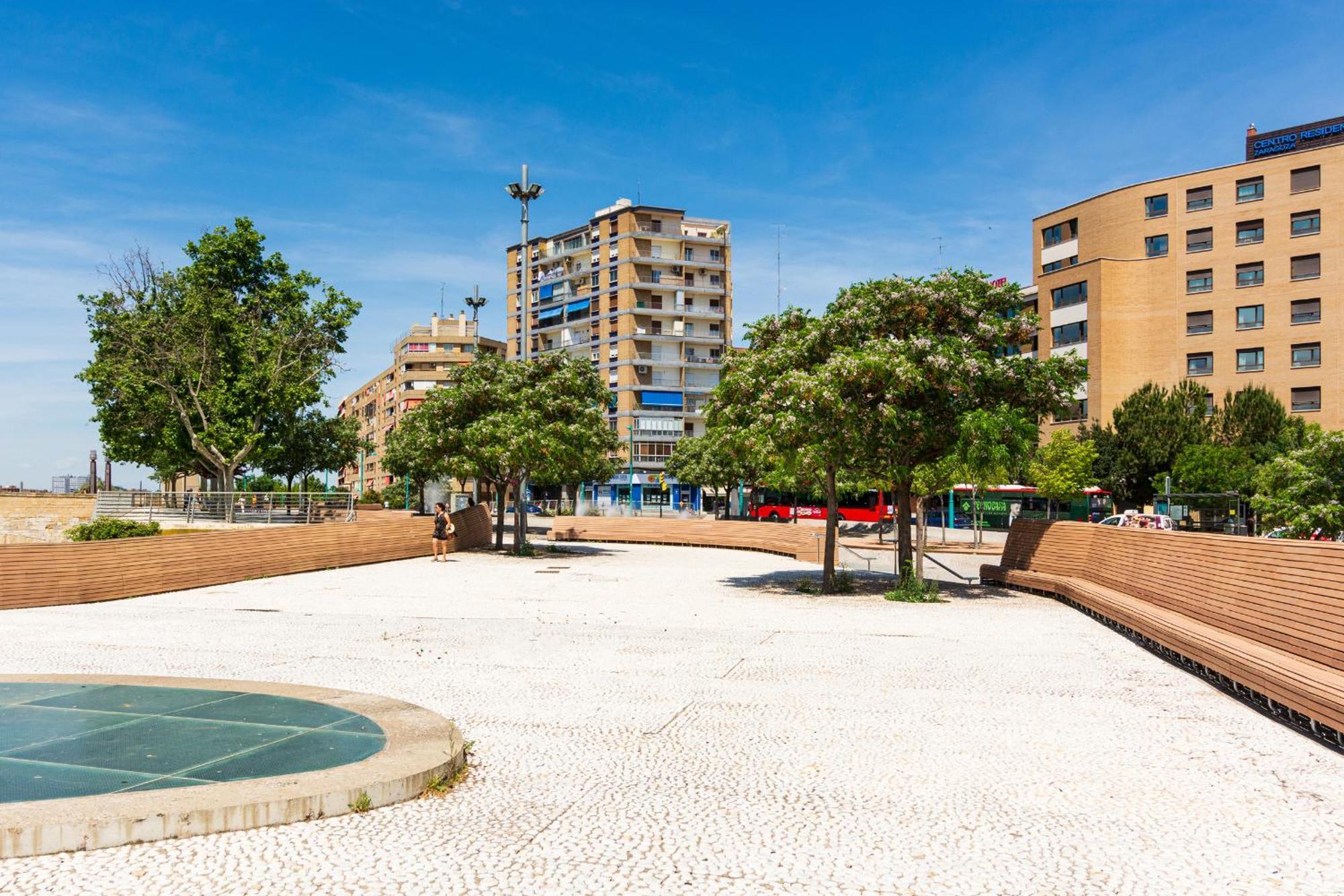 Junto Al Puente De Piedra