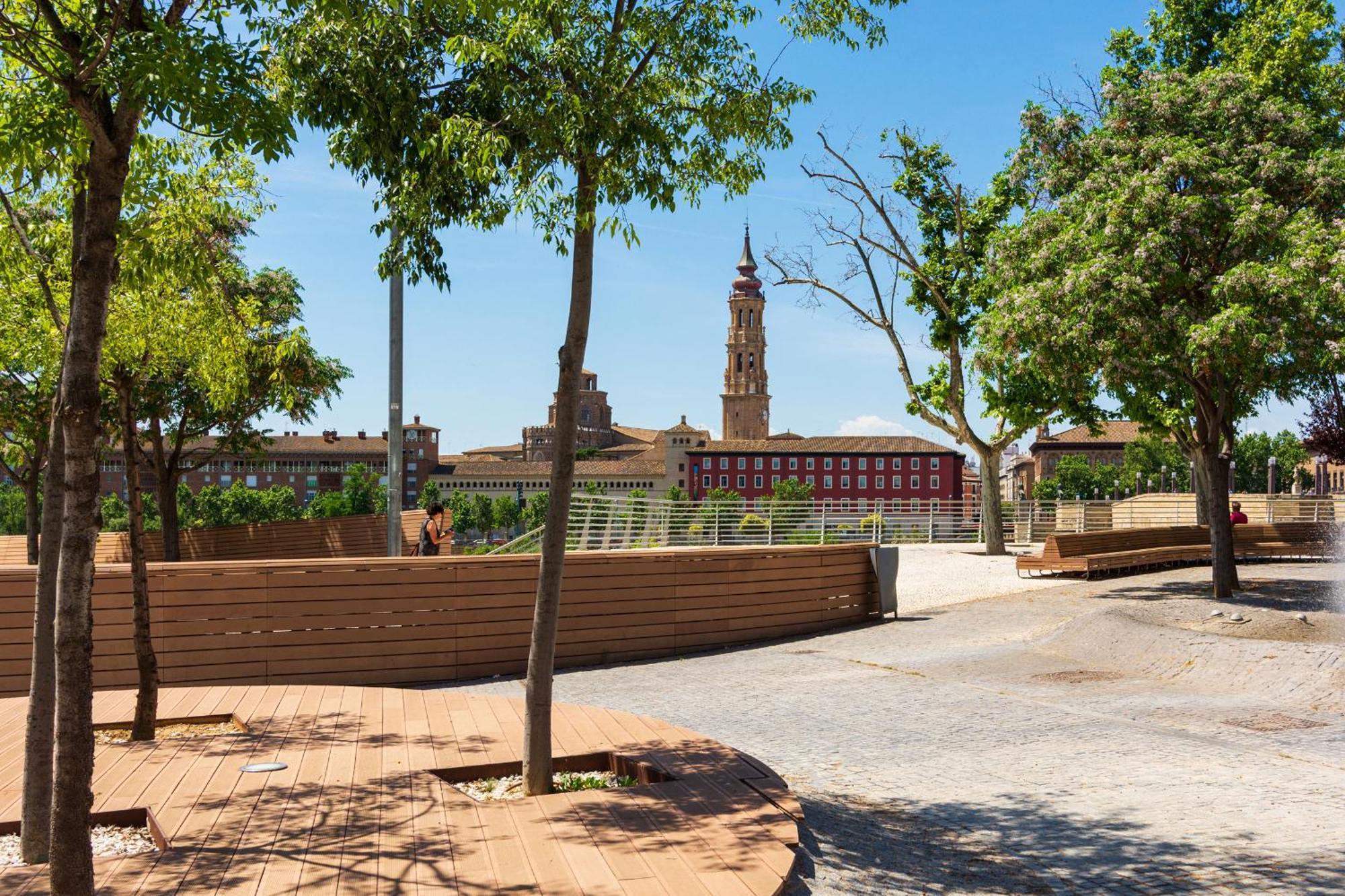 Junto Al Puente De Piedra
