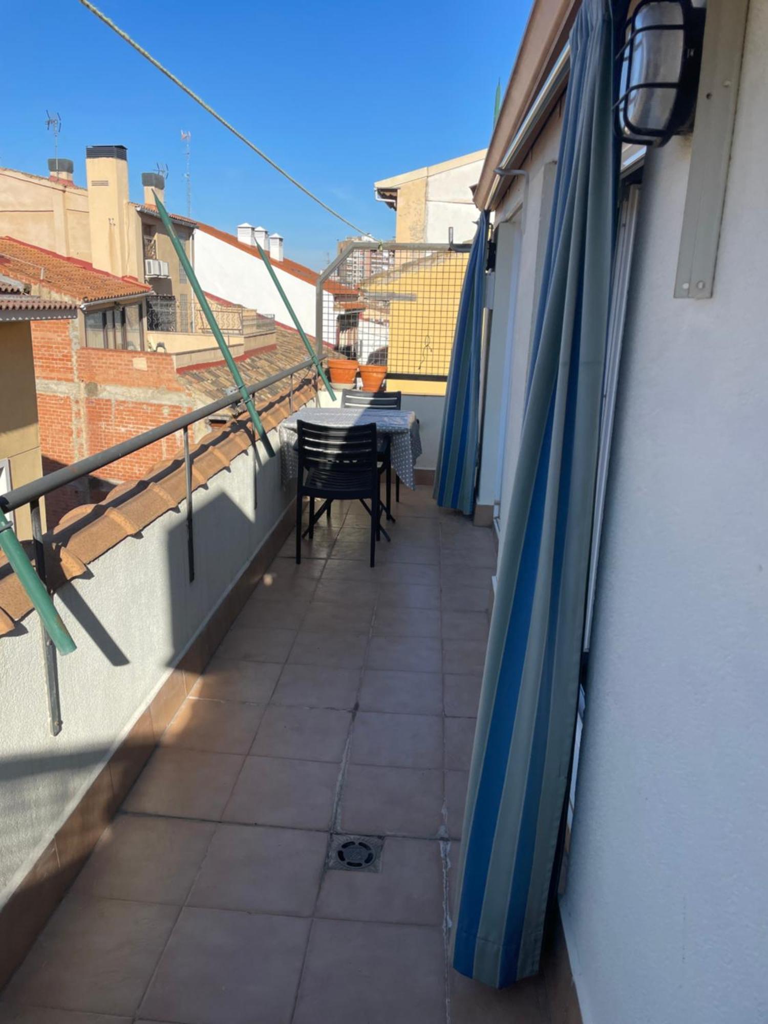 Apartamento Atico Junto A Mercado Central, Con Parking Gratis *