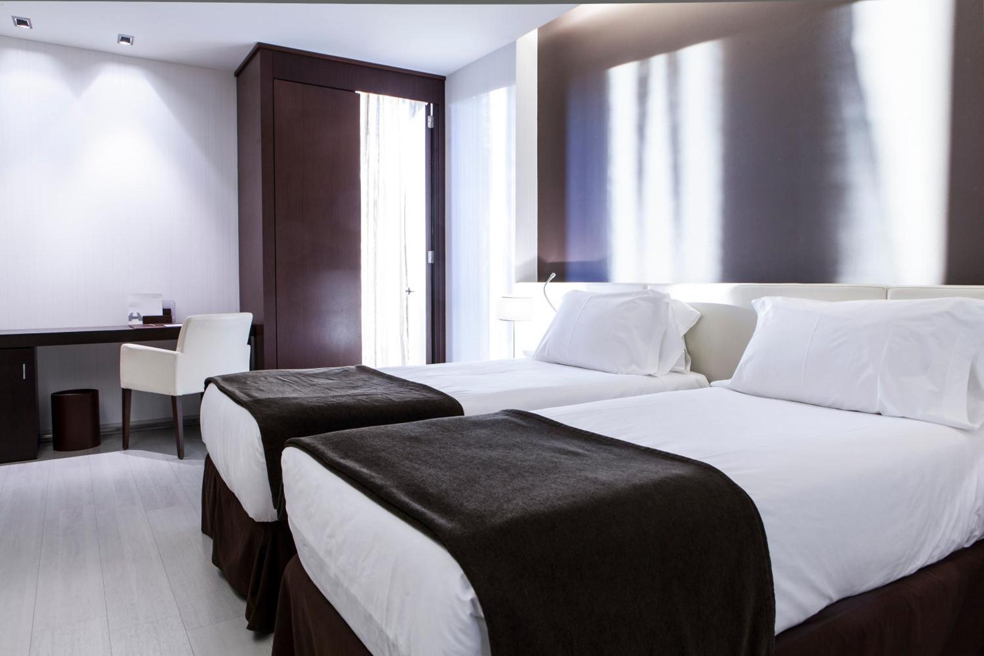 Diagonal Plaza 4*