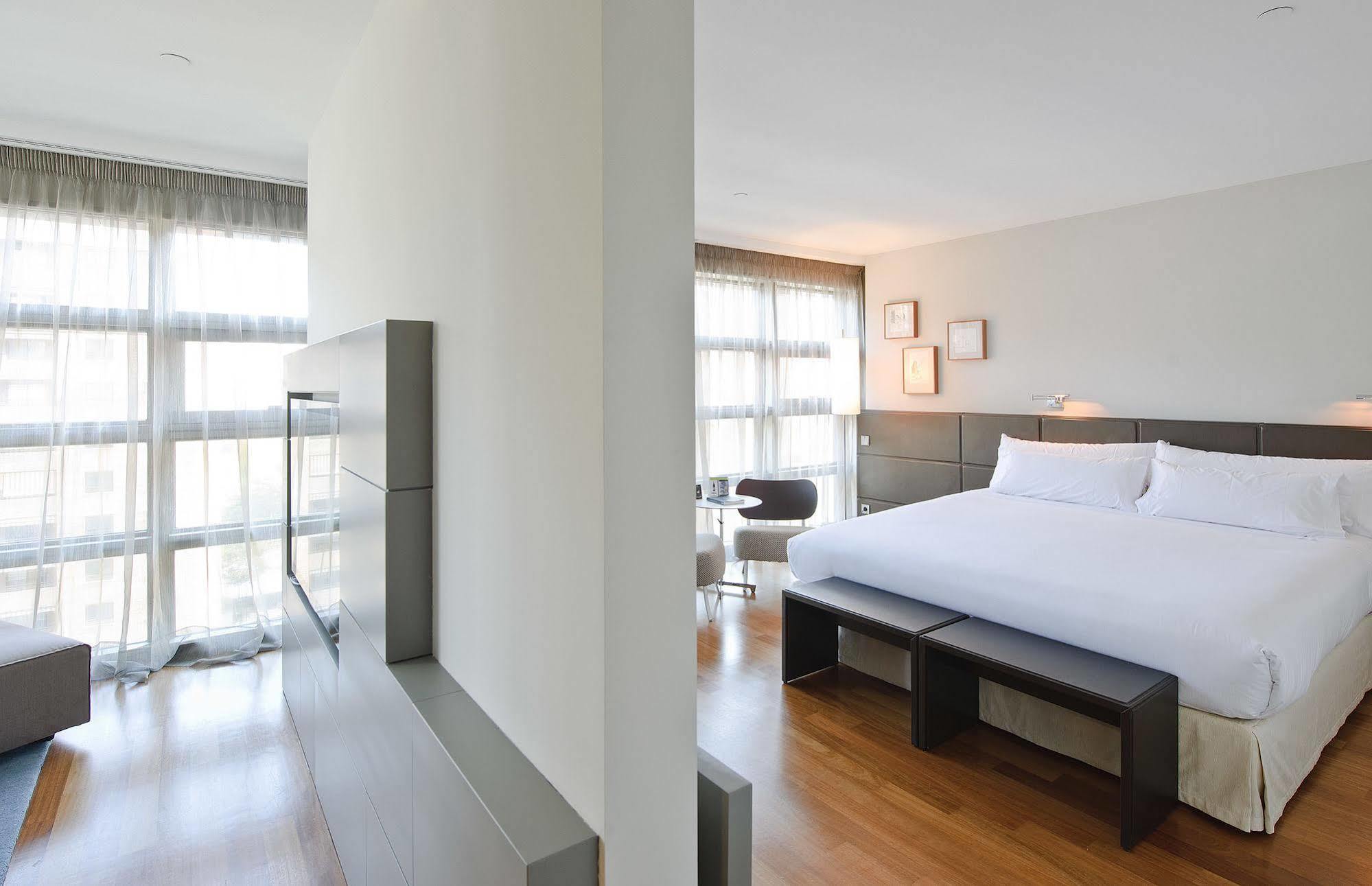 Hotel Reina Petronila 5*