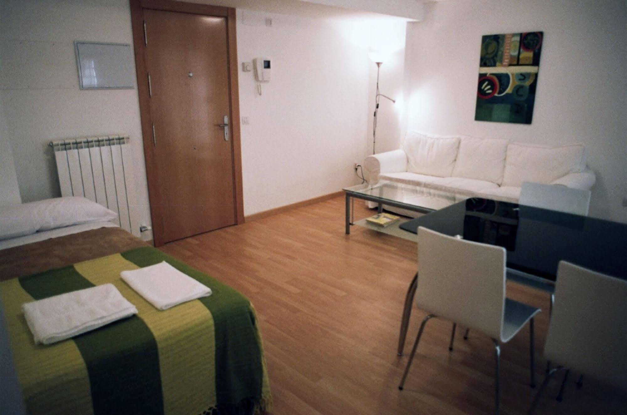 Auhabitat Zaragoza, Edificio De Turísticos Con Facilidad De Parking Zaragoza