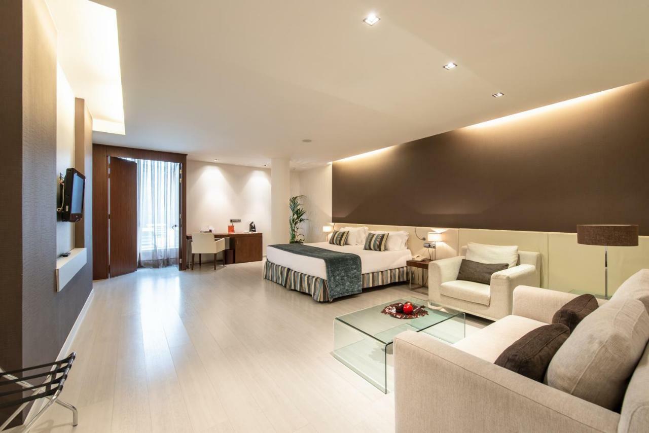 Diagonal Plaza 4*